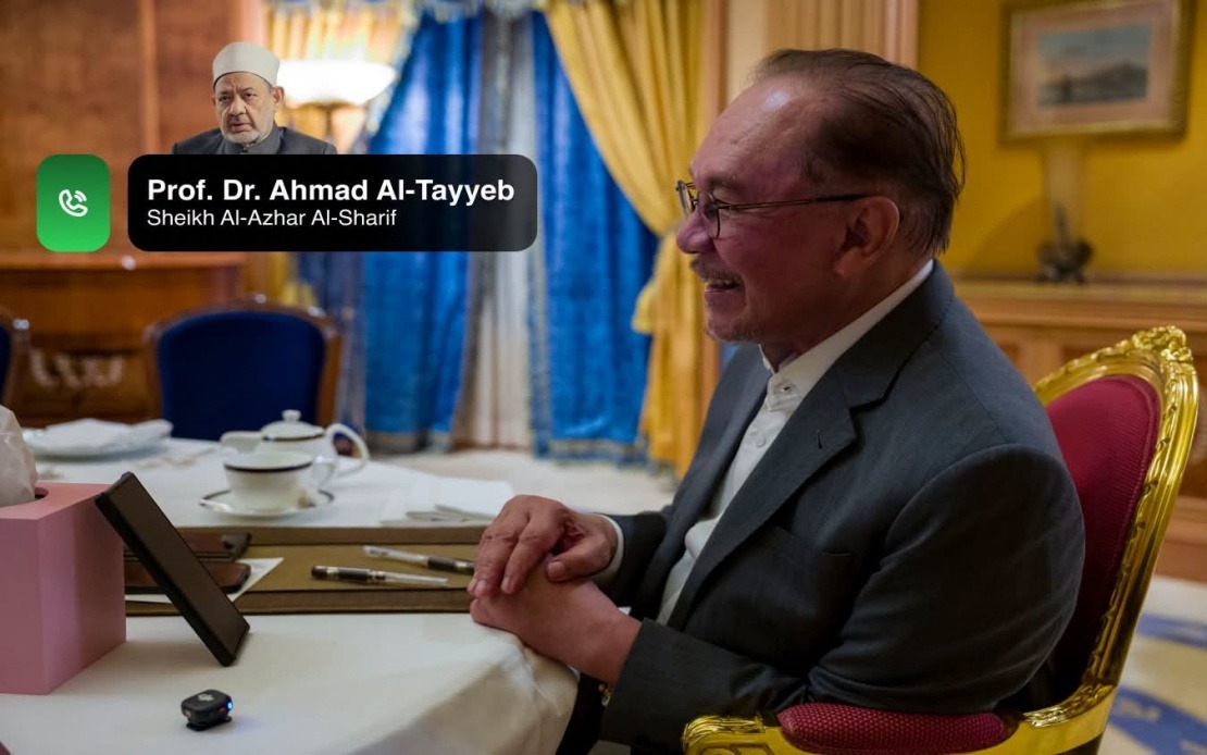 Anwar Discusses Islamic Understanding Initiatives With Al-Azhar Leader