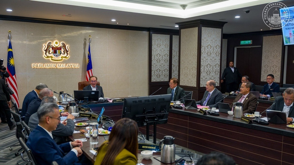 Anwar Convenes Top Leadership to Chart Economic Recovery Amid Global Headwinds
