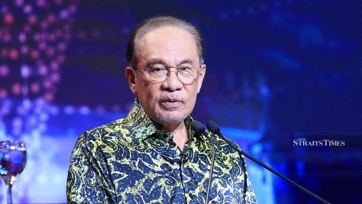 PM Anwar completes abdominal hernia surgery, continues recovery under medical care