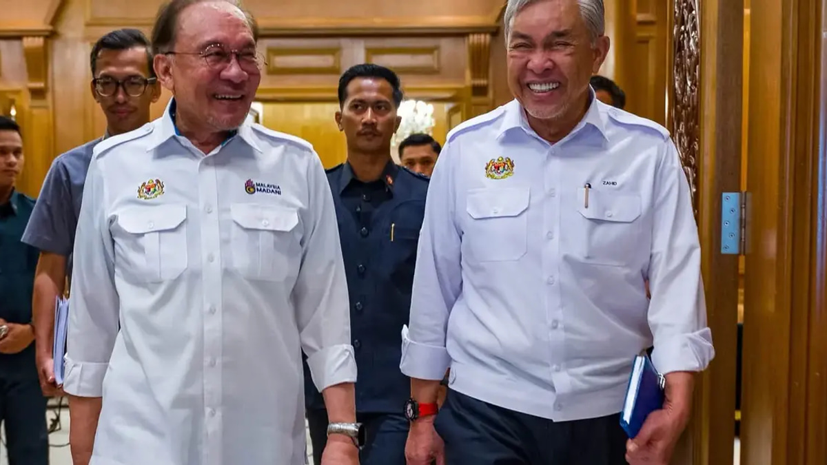 Anwar and Zahid put on united front after sacking threat row
