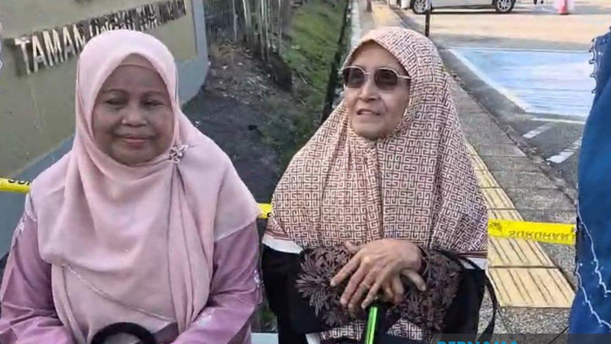 Elderly Voters Turn Out Early for Johor Election Despite Rainy Weather