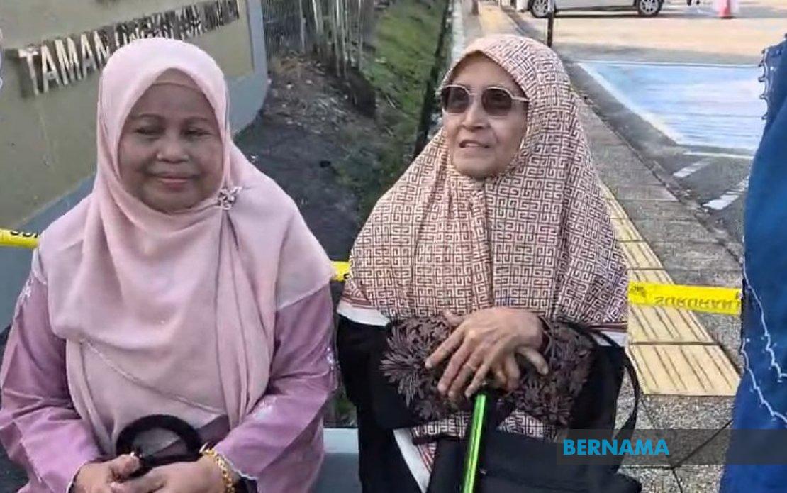 Elderly Voters Turn Out Early for Johor Election Despite Rainy Weather