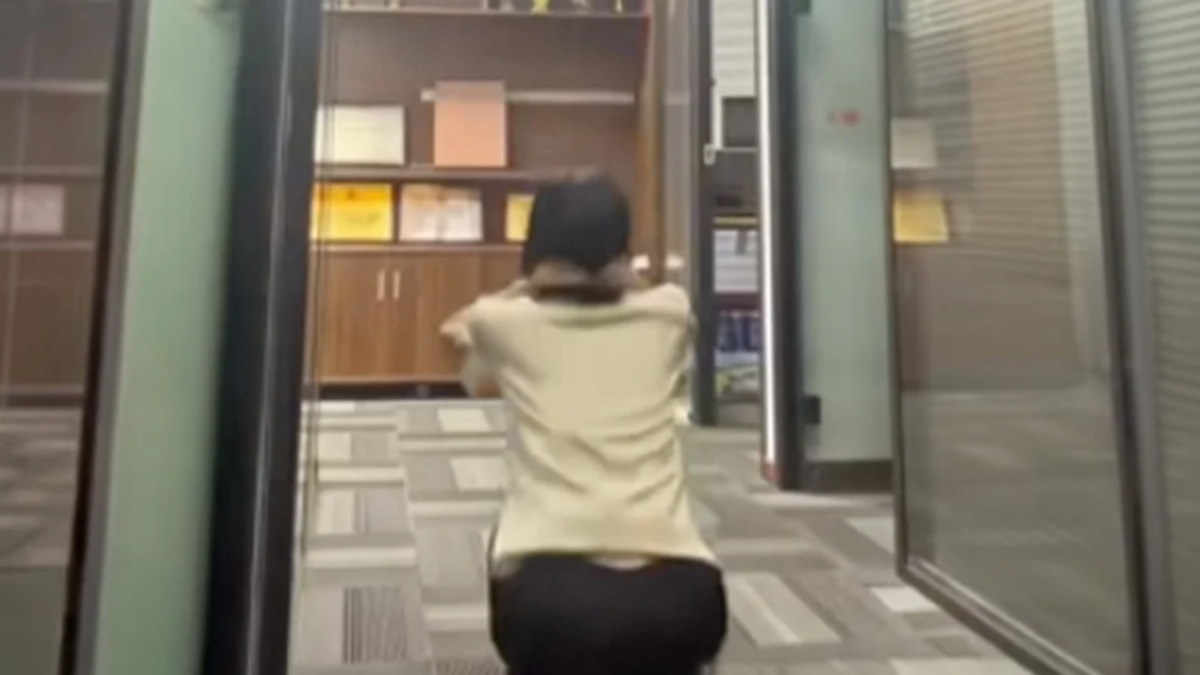 Chinese Financial Consultant Suffers Severe Muscle Breakdown After Manager Orders 200 Squats as Punishment