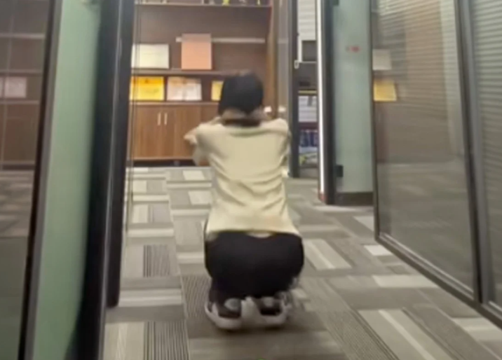 Chinese Financial Consultant Suffers Severe Muscle Breakdown After Manager Orders 200 Squats as Punishment