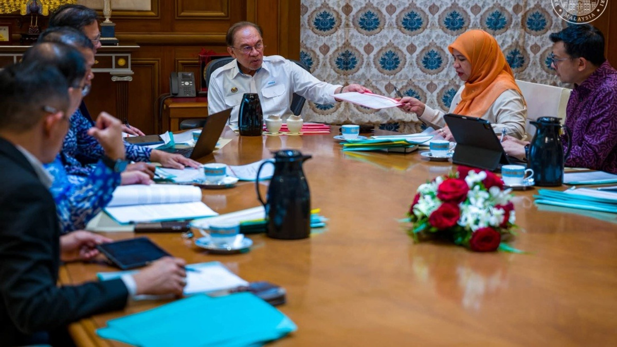 Anwar Pushes FELDA to Tackle Second-Generation Housing and Land Ownership Crises
