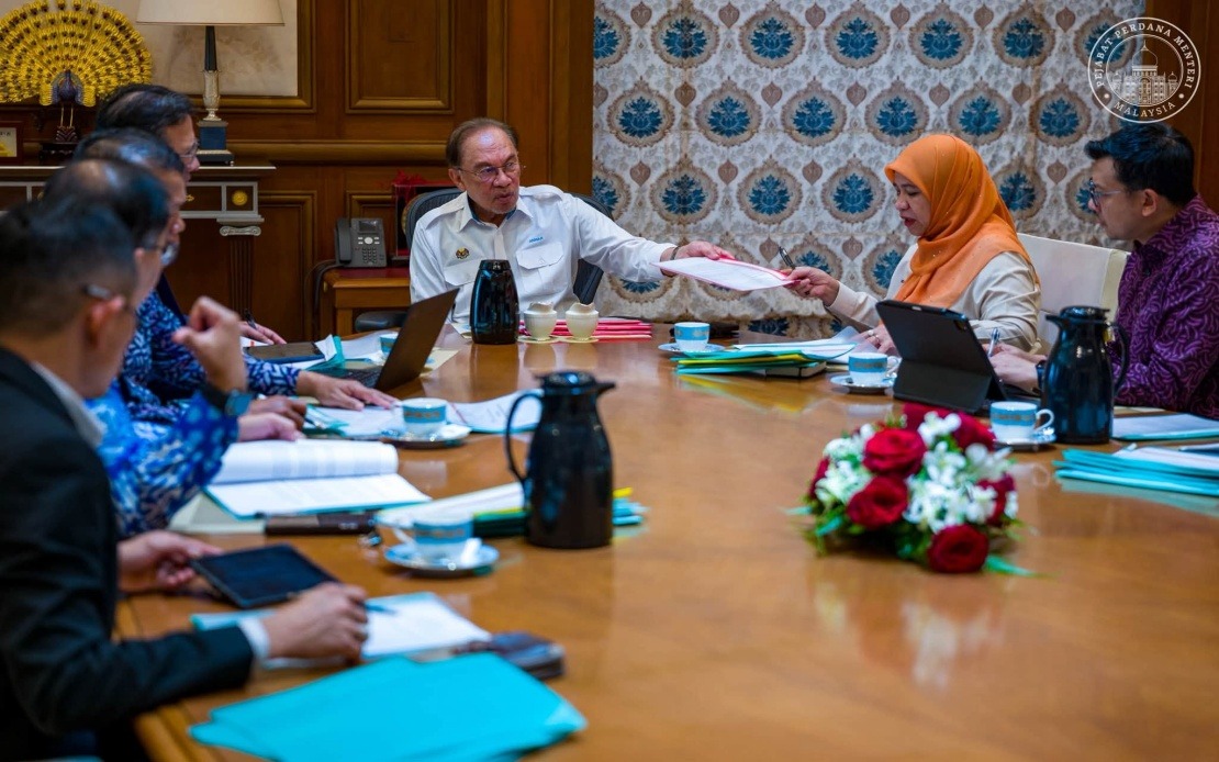 Anwar Pushes FELDA to Tackle Second-Generation Housing and Land Ownership Crises