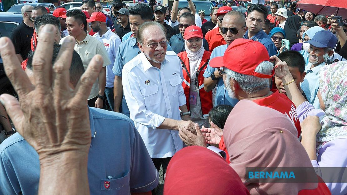 Grandmother's Motorcycle Journey Through Oil Palm Estate Fulfils Boy's Dream of Meeting PM Anwar