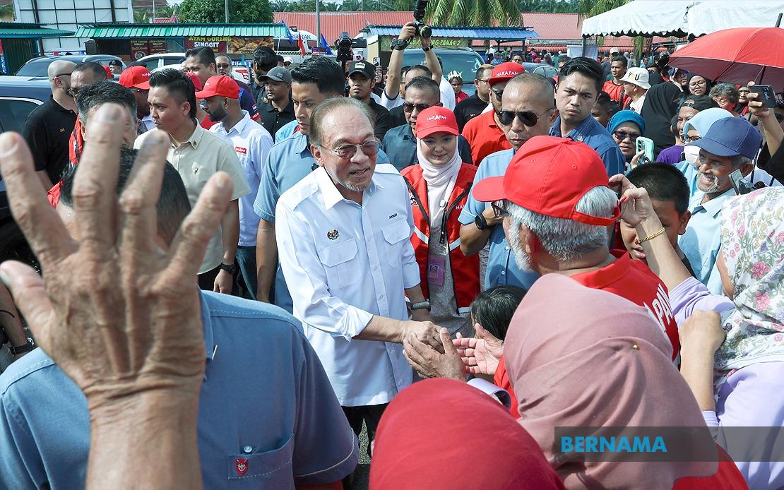 Grandmother's Motorcycle Journey Through Oil Palm Estate Fulfils Boy's Dream of Meeting PM Anwar