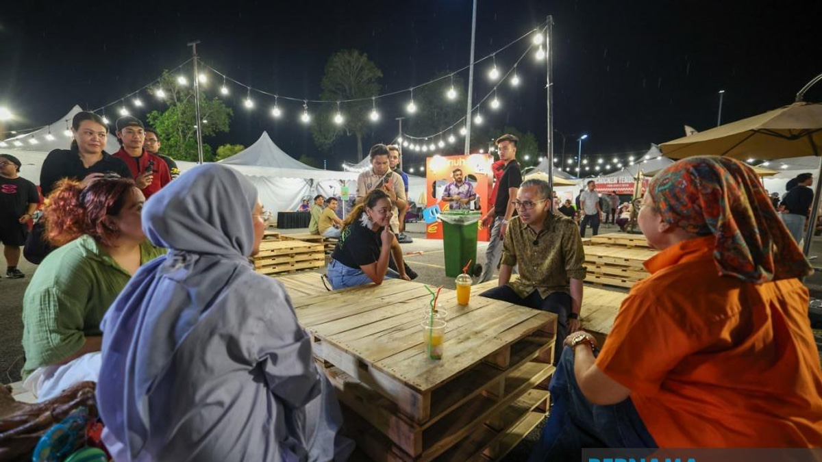 Fahmi Hails Strong Public Turnout at RIUH Pi HAWANA Carnival in Penang
