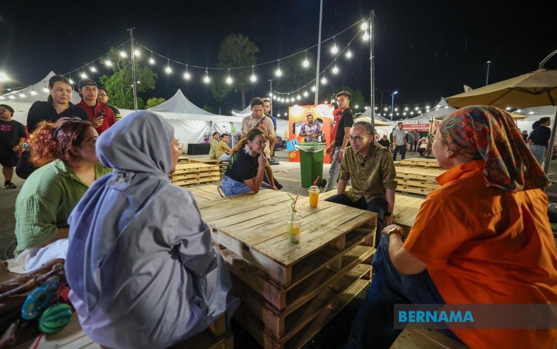 Fahmi Hails Strong Public Turnout at RIUH Pi HAWANA Carnival in Penang