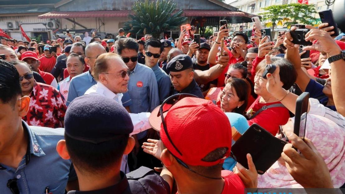 Anwar's Campaign Trail Energises PH Push in Johor Heartland
