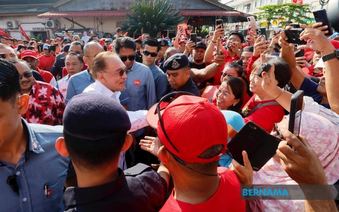 Anwar's Campaign Trail Energises PH Push in Johor Heartland