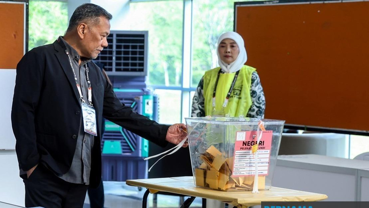 EC Chairman Conducts Polling Day Inspection Across Johor State Election Venues