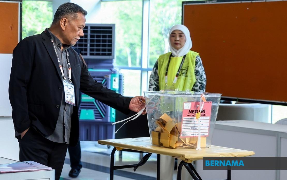 EC Chairman Conducts Polling Day Inspection Across Johor State Election Venues