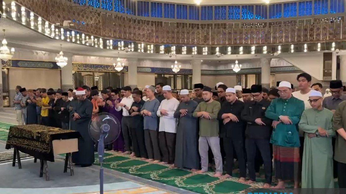 Nancy Shukri's Husband Laid to Rest With Prayers at National Mosque
