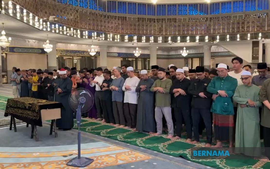 Nancy Shukri's Husband Laid to Rest With Prayers at National Mosque