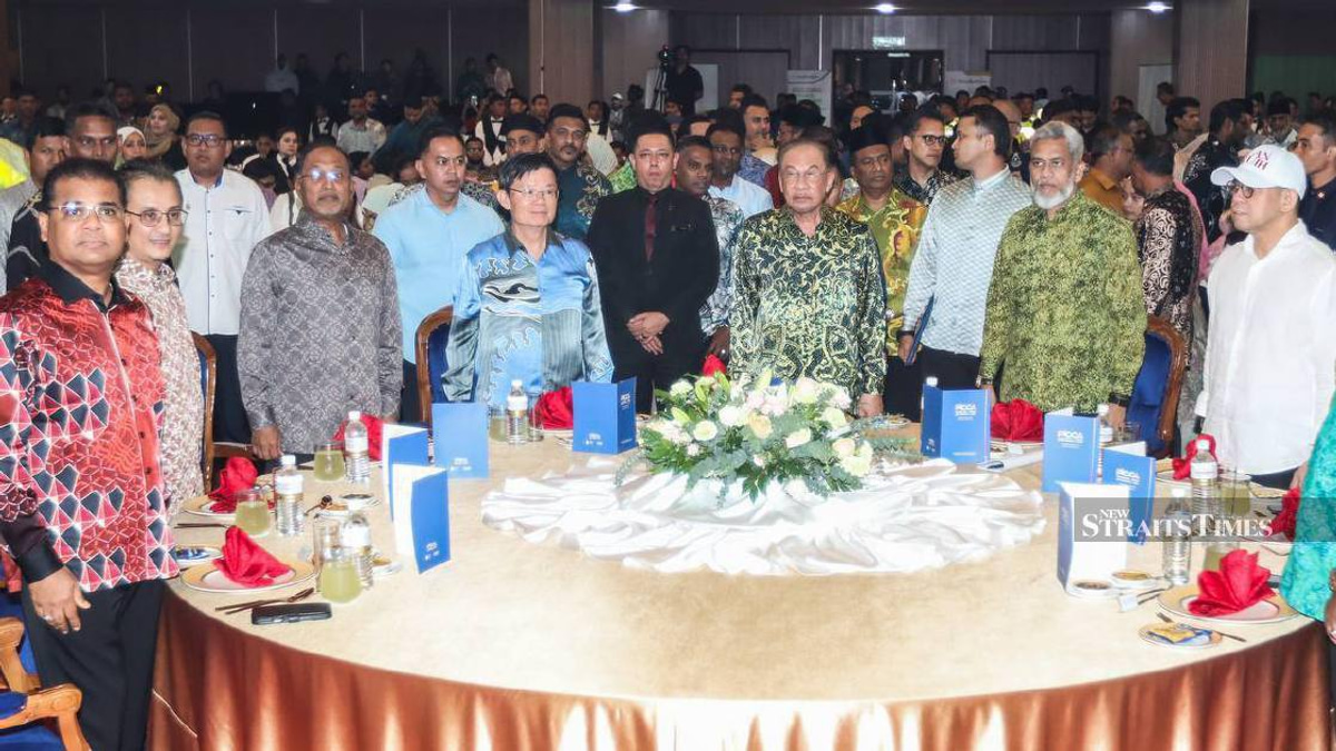 Anwar Orders One-Month Push to Clear Foreign Worker Backlogs in Hospitality and Key Sectors