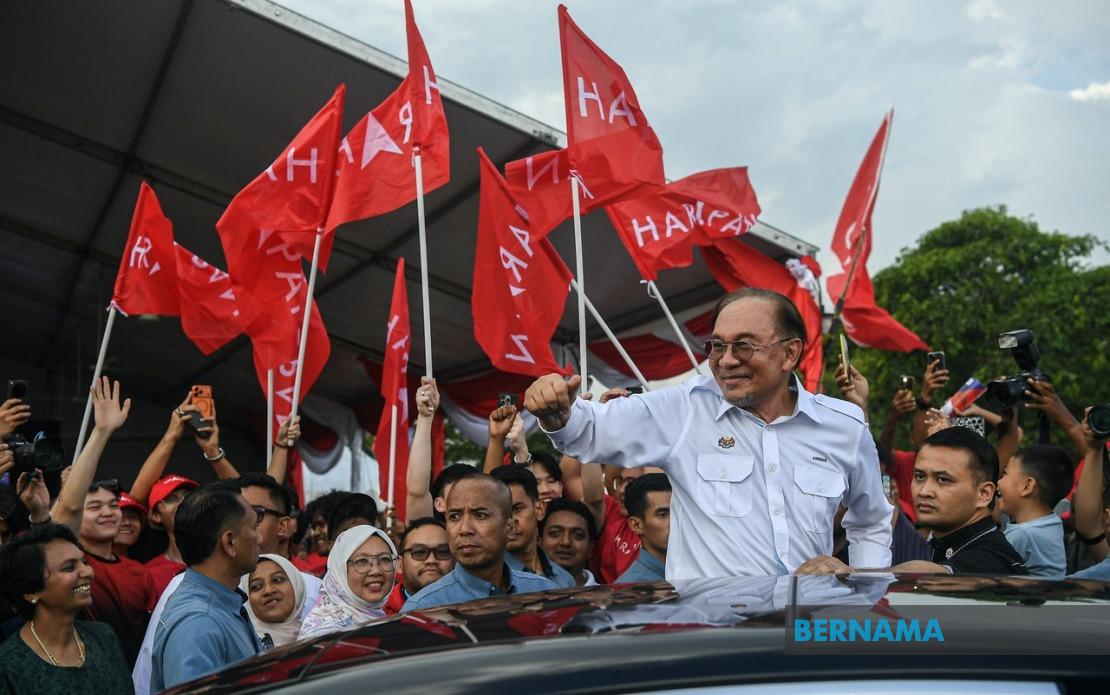 Anwar's Johor Campaign Trail Energises Pakatan Harapan Push Ahead of Saturday Poll