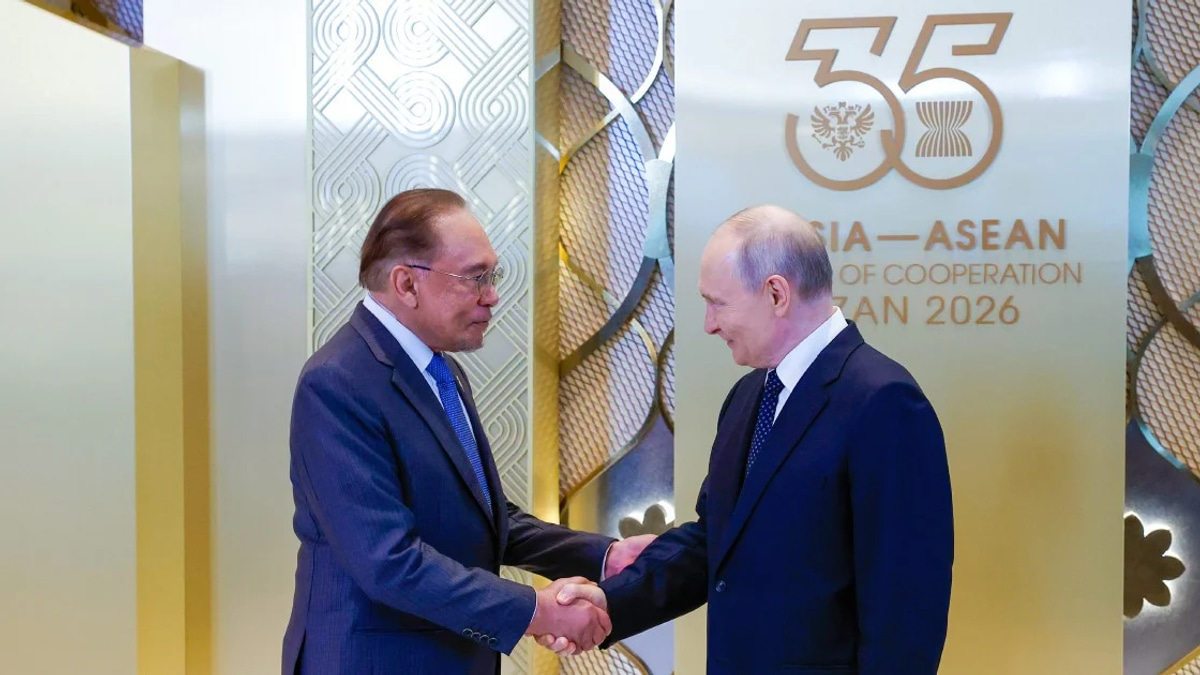 Anwar and Putin Discuss Energy Security and Trade in Local Currencies