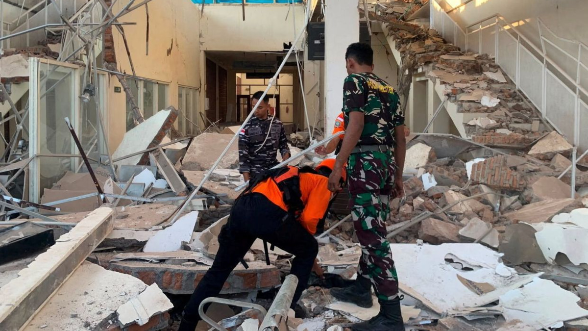 Powerful 7.7 Magnitude Earthquake Strikes Off Indonesia's Flores Region, Killing at Least Two