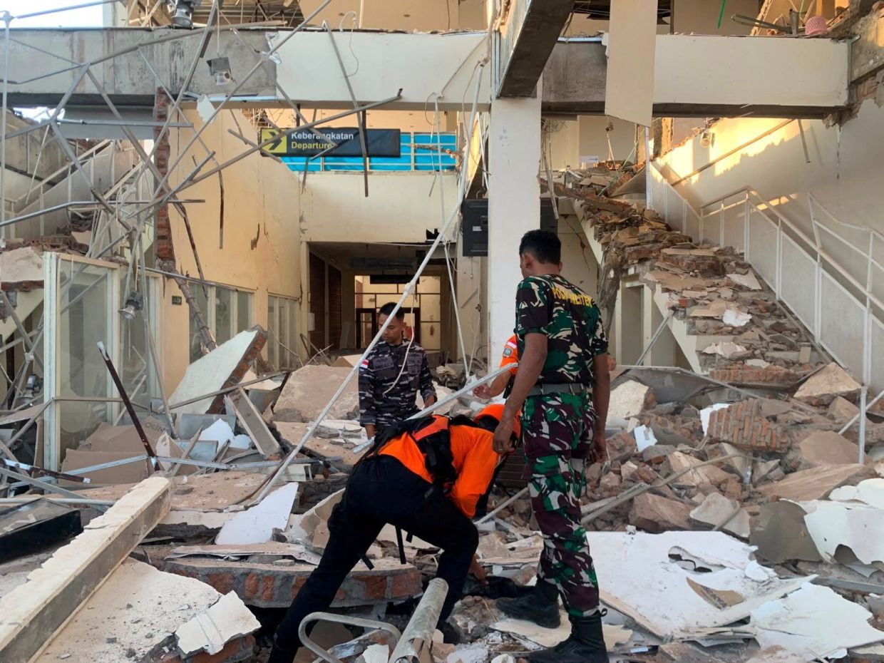 Powerful 7.7 Magnitude Earthquake Strikes Off Indonesia's Flores Region, Killing at Least Two