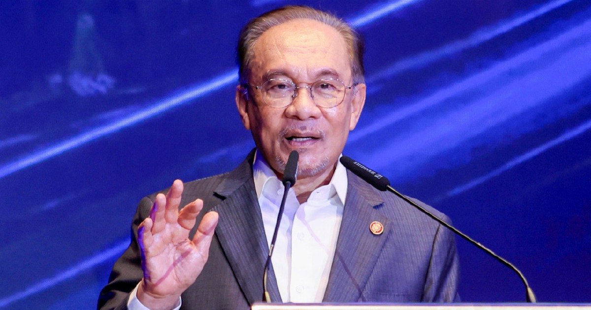 PM Anwar Ibrahim Undergoes Medical Examinations at Hospital