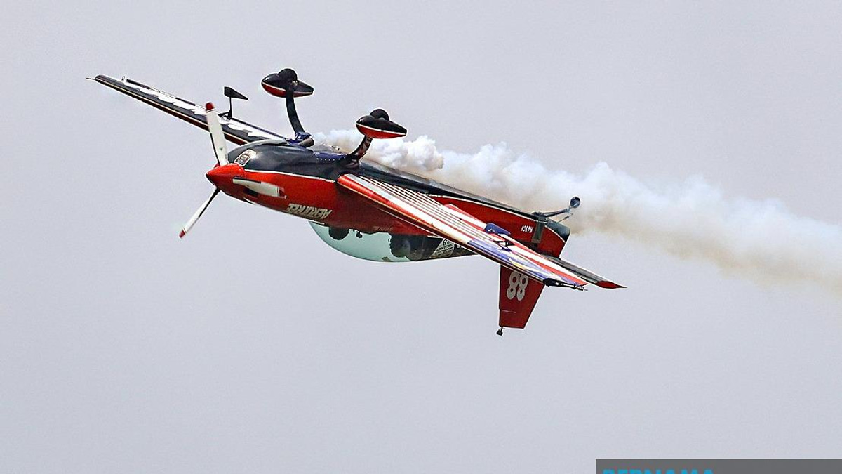 Decorated Former RMAF Pilot Halim Othman Showcases Four Decades of Expertise at Merdeka Sunset Air Display