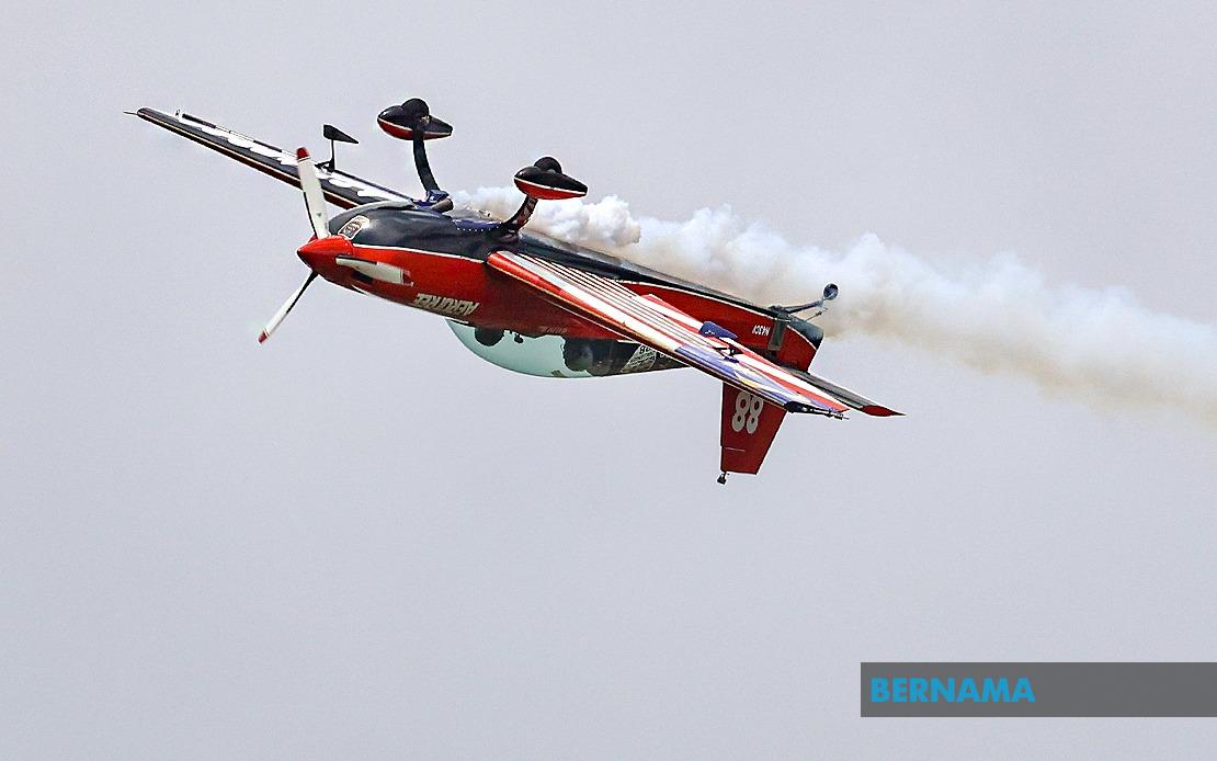 Decorated Former RMAF Pilot Halim Othman Showcases Four Decades of Expertise at Merdeka Sunset Air Display