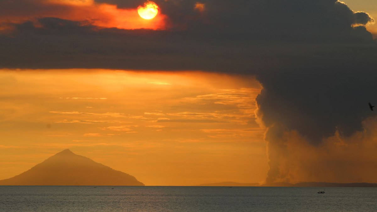 Mount Anak Krakatau Erupts as Activity Intensifies, Alert Level Raised