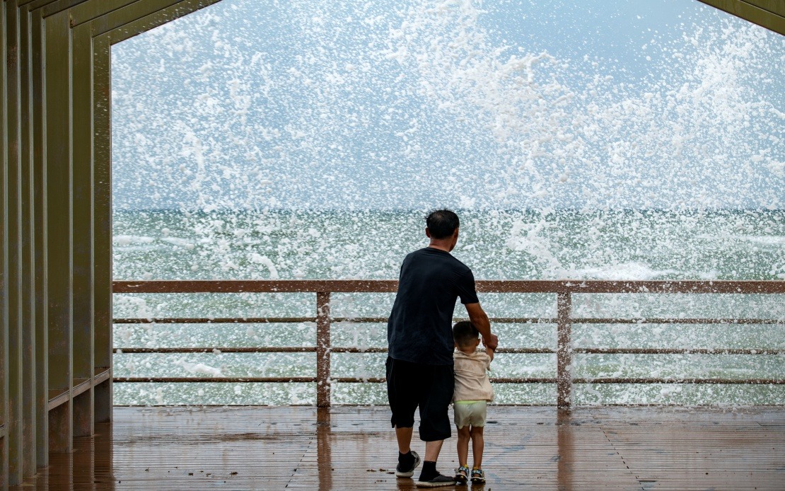 Typhoon Maysak Batters Hainan, Shutting Down Transport and Schools