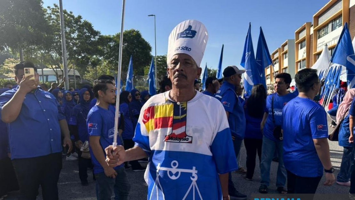 Selangor Retiree Spends RM550 to Back Onn Hafiz at Johor Nomination Day