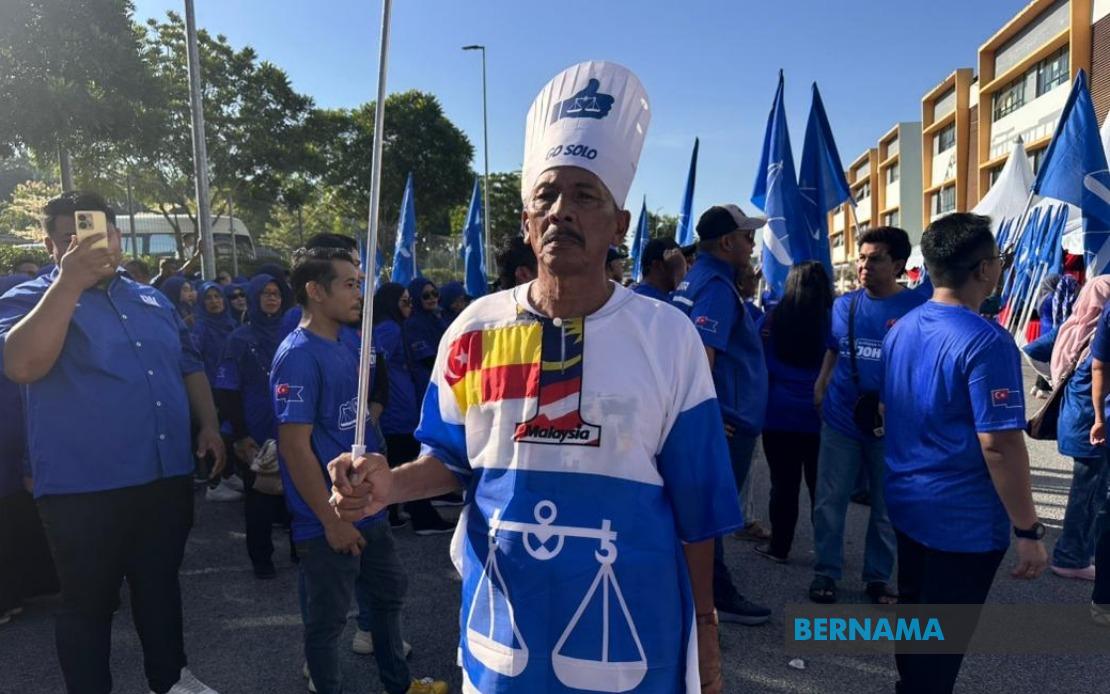 Selangor Retiree Spends RM550 to Back Onn Hafiz at Johor Nomination Day