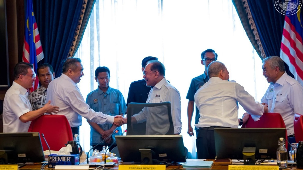 Anwar Urges Unity Through Poetic Message As PH-BN Tensions Simmer Ahead of Negeri Sembilan Poll