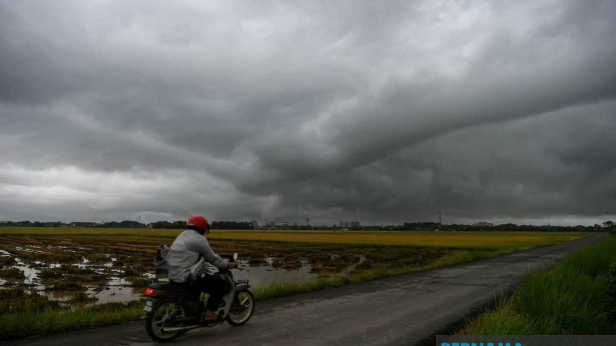 MetMalaysia Warns of Thunderstorms Across Peninsula, Sarawak and Sabah Until Evening