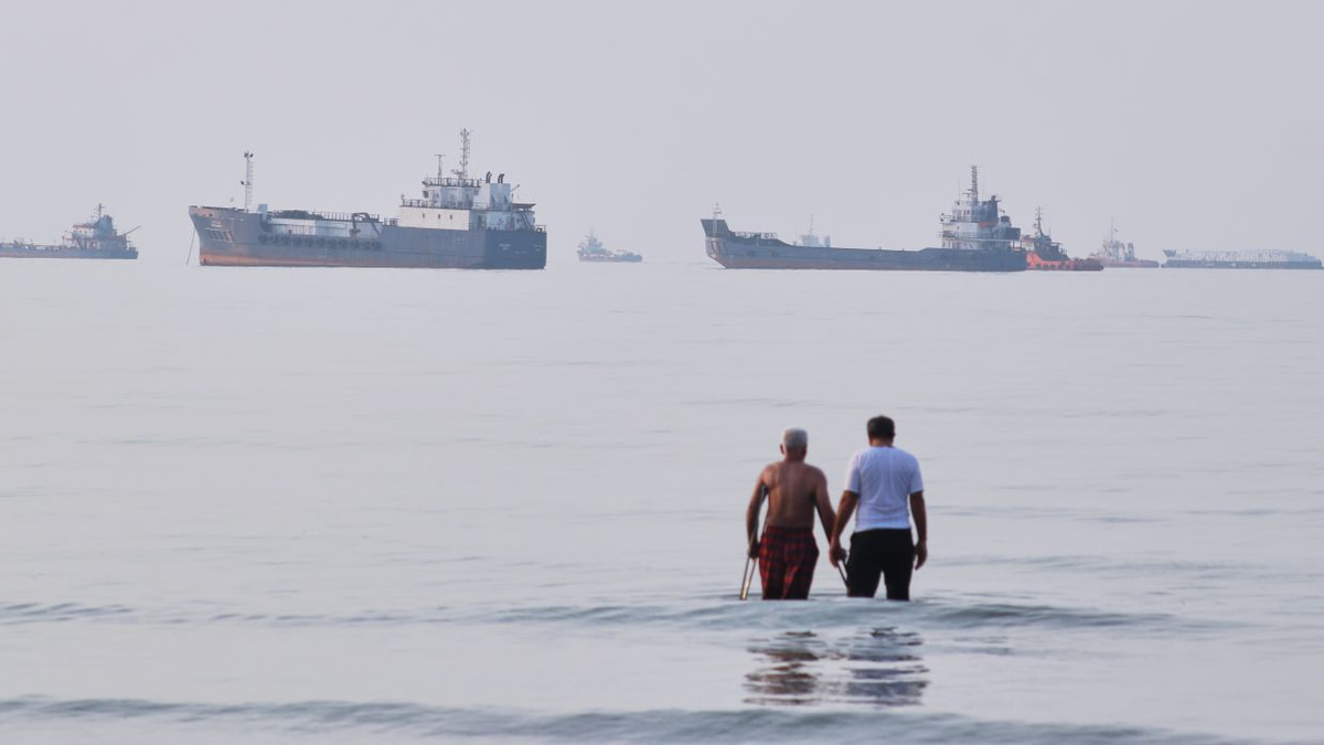Iran Spurns Trump Peace Overture Amid Fresh Threats and Hormuz Standoff