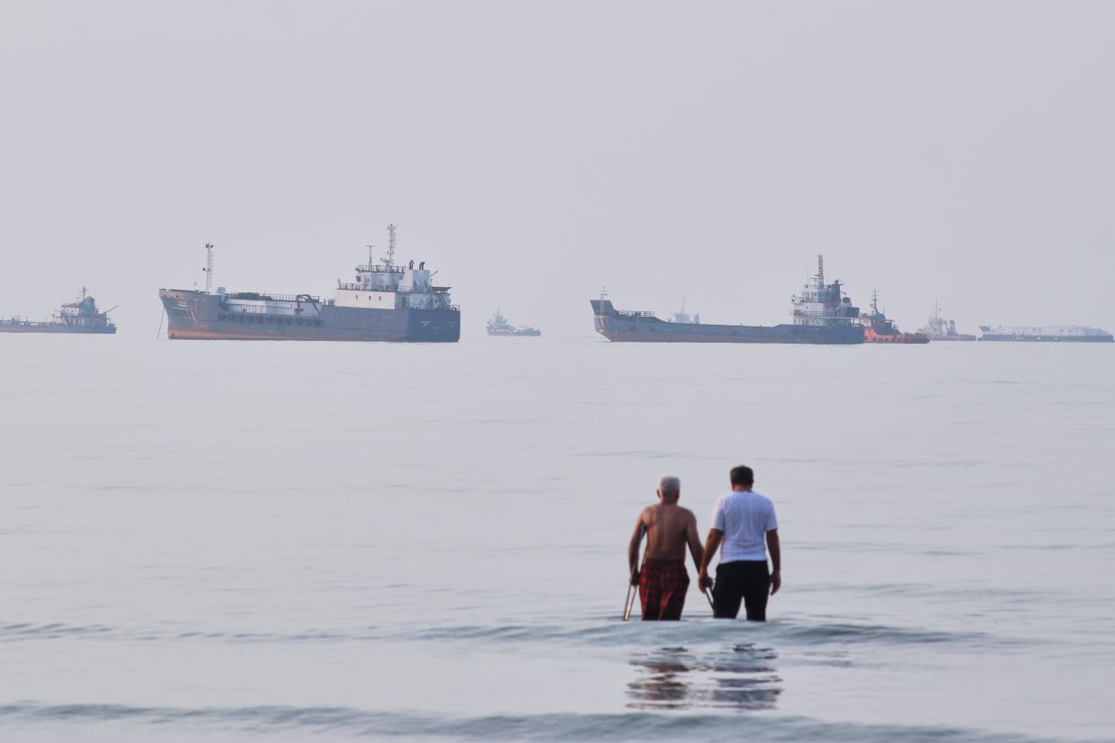 Iran Spurns Trump Peace Overture Amid Fresh Threats and Hormuz Standoff