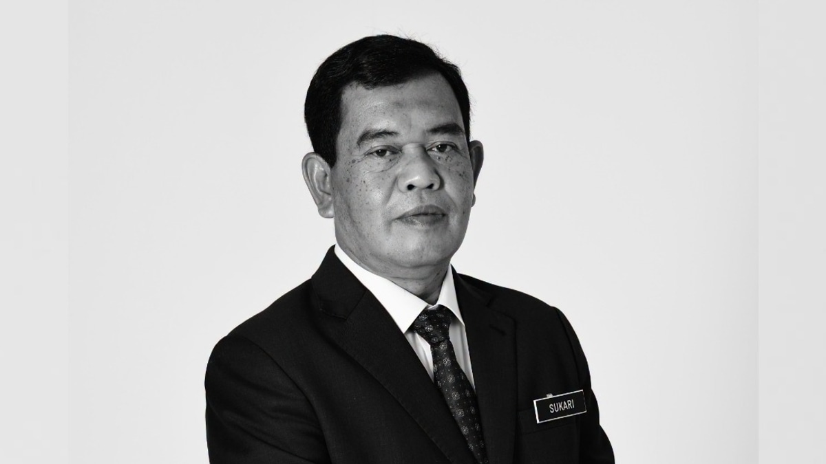 Communications Minister Fahmi Pays Tribute to Former Information Director-General Mohd Sukari