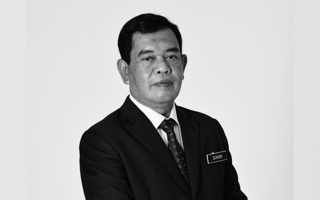 Communications Minister Fahmi Pays Tribute to Former Information Director-General Mohd Sukari