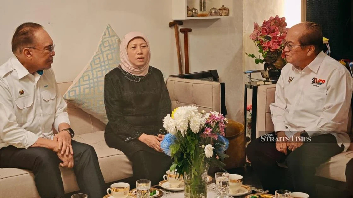 Anwar Extends Condolences to Nancy Shukri Following Husband's Death