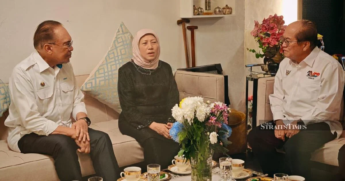 Anwar Extends Condolences to Nancy Shukri Following Husband's Death