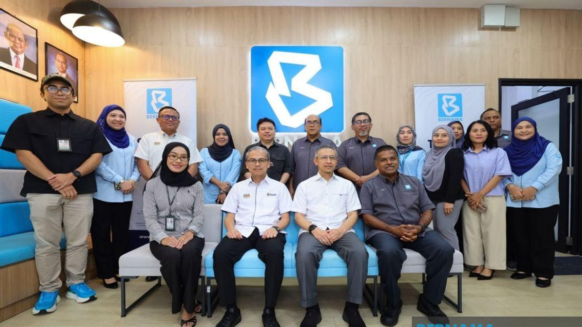 Communications Minister Tours Bernama's Negeri Sembilan Election Operations Centre
