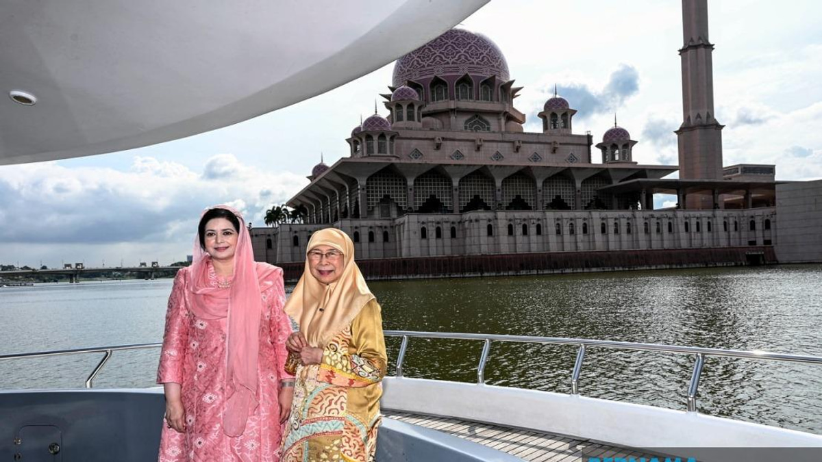 Bangladesh PM's Wife Tours Putrajaya Lake During Official Visit