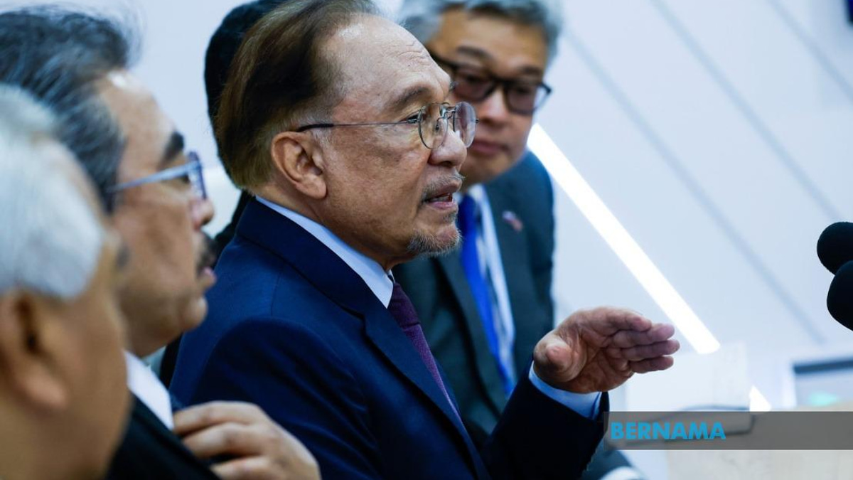Anwar Secures Long-Term Russian Energy Supplies During Kazan Summit Visit