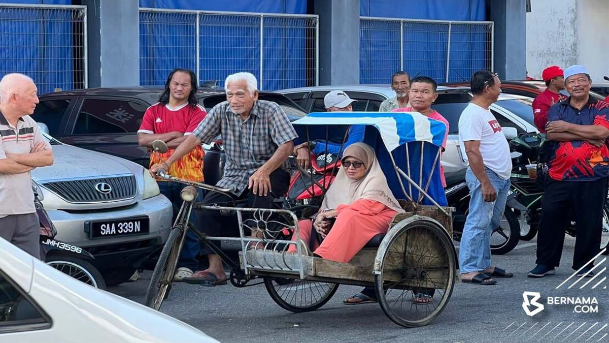 Anwar Moved by Elderly Couple's Trishaw Journey in Johor
