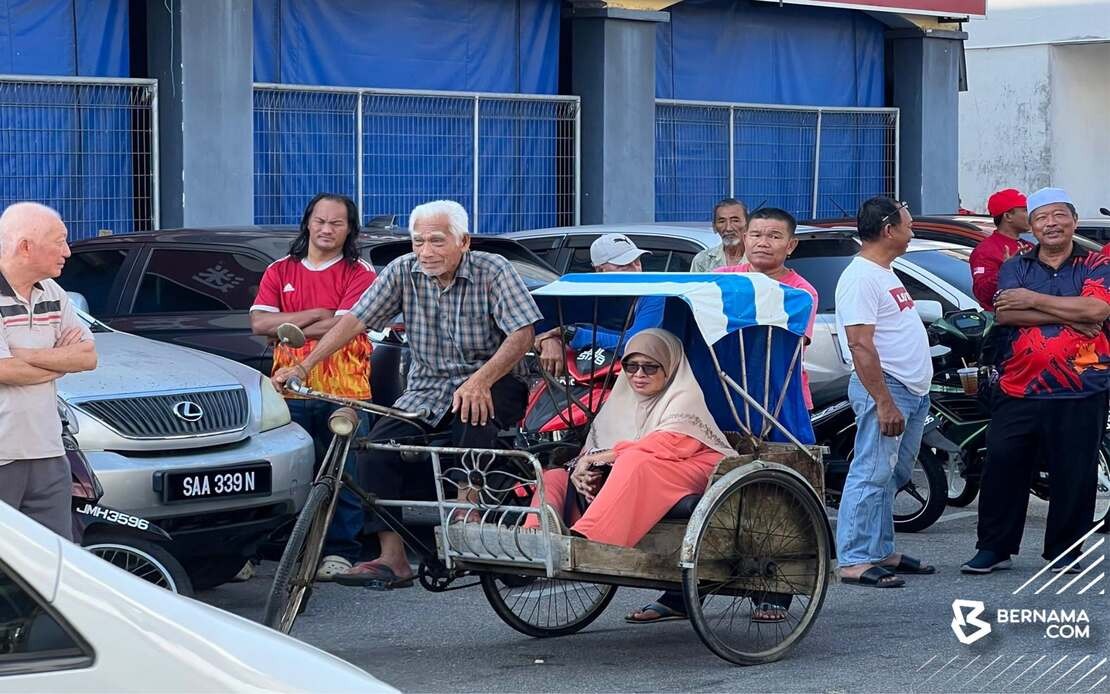 Anwar Moved by Elderly Couple's Trishaw Journey in Johor