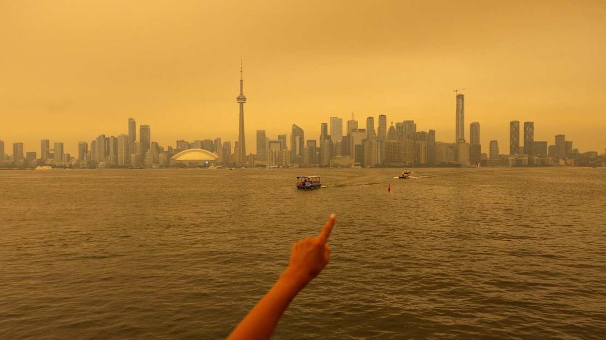 Ontario Wildfires Blanket Canadian Cities in Hazardous Smog, Halt Rail Networks