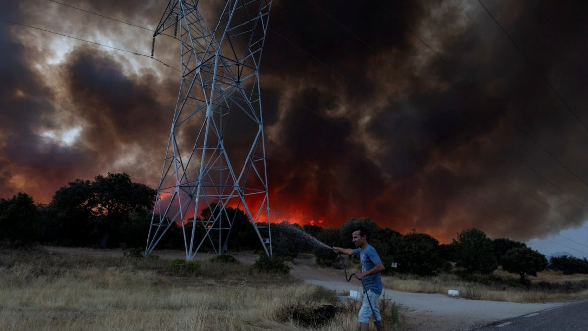 Spain Battles Multiple Wildfires As Heatwave Threatens Thousands