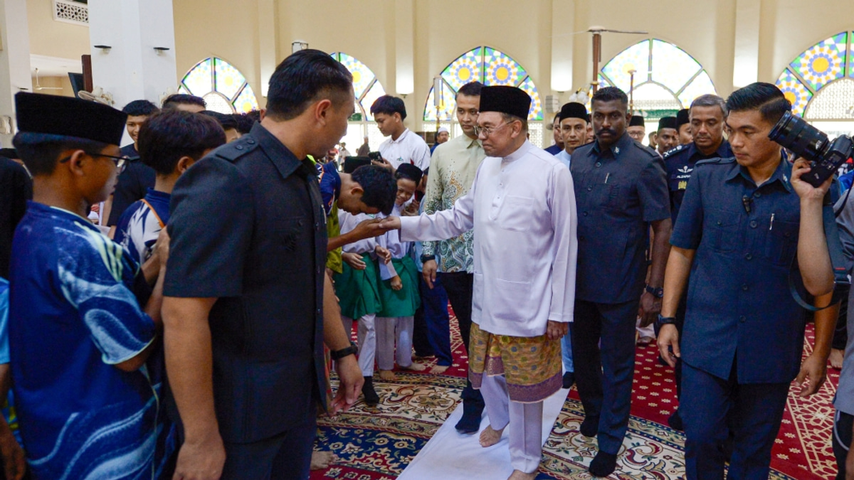 Malaysia's economy accelerates to 5.8% growth in second quarter as PM celebrates at mosque