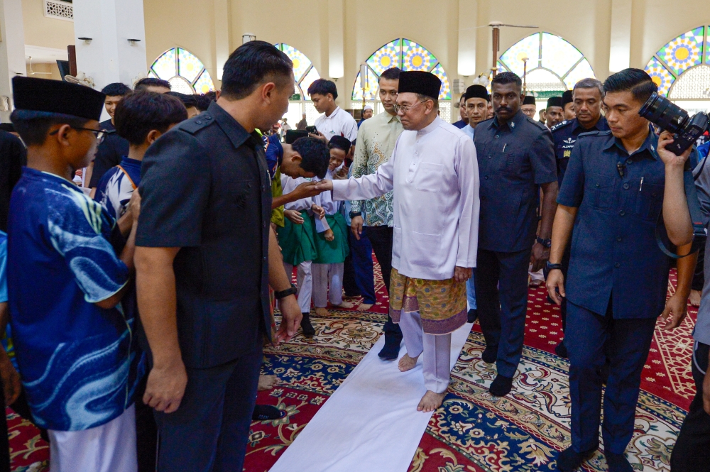 Malaysia's economy accelerates to 5.8% growth in second quarter as PM celebrates at mosque