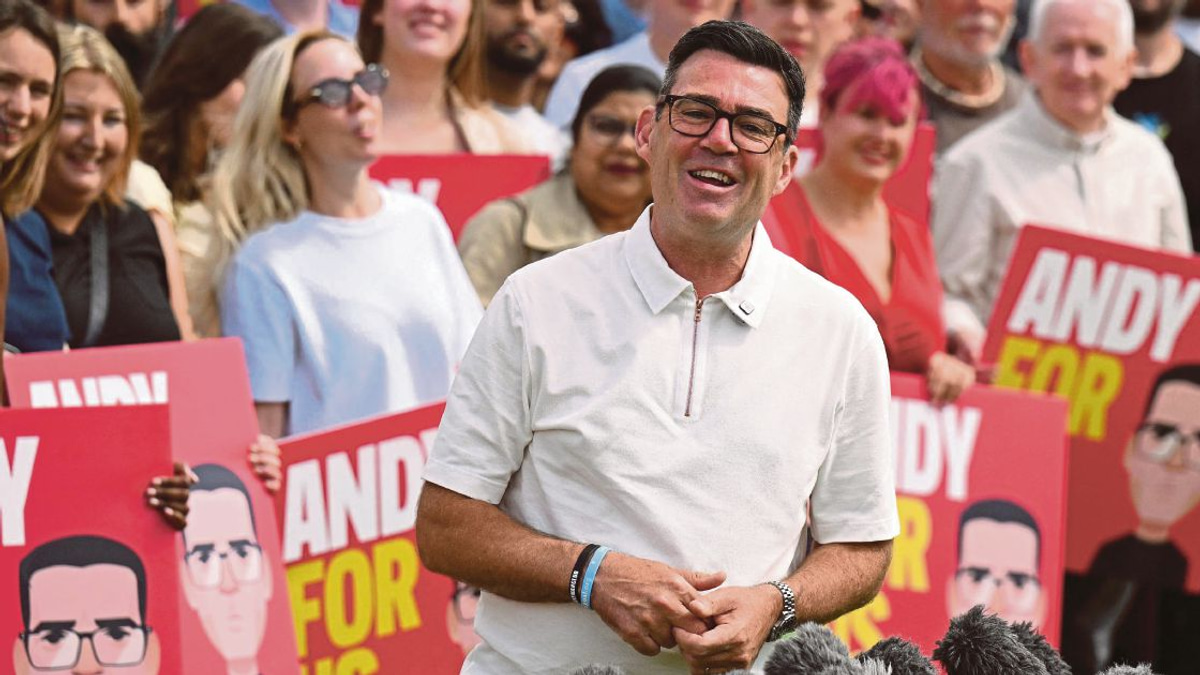 Andy Burnham Sworn in as British Prime Minister, Pledges to 'Rewire' Nation